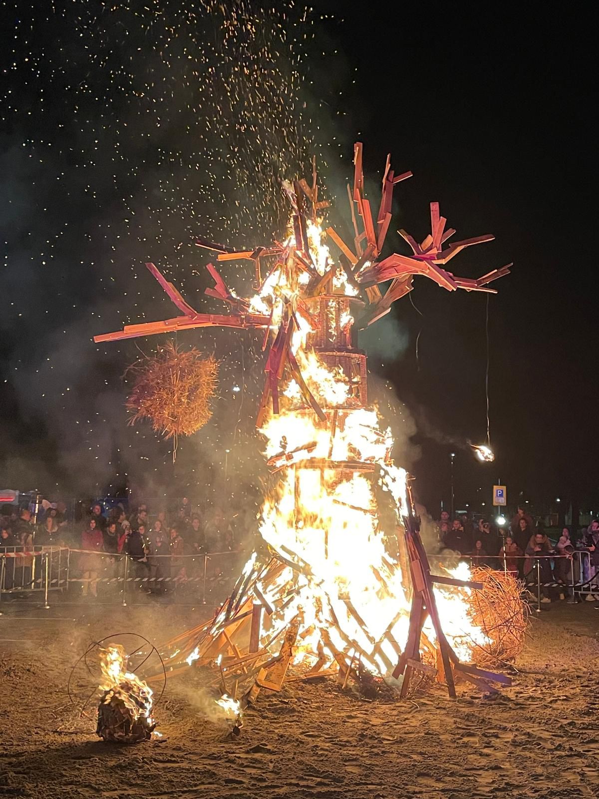 De Elfenboom in vlammen tijdens Sint Maarten