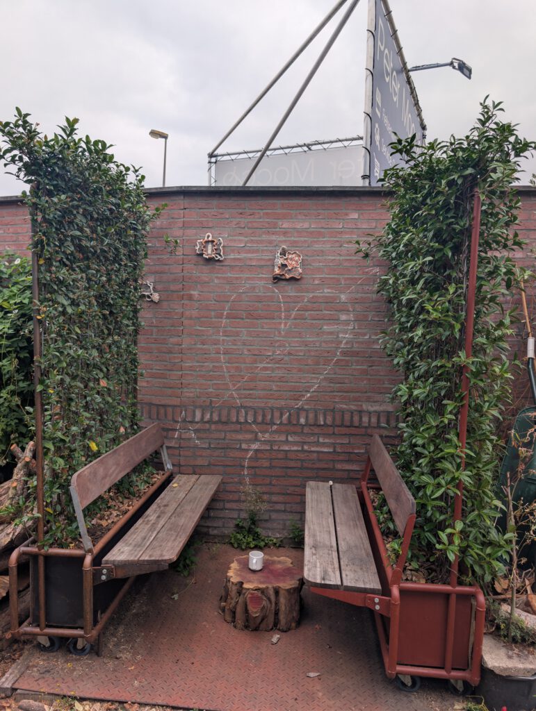 De schaduwbank tegen de muur